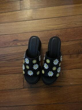 Black Daisy Slide Sandals - Women's Floral Slip-On